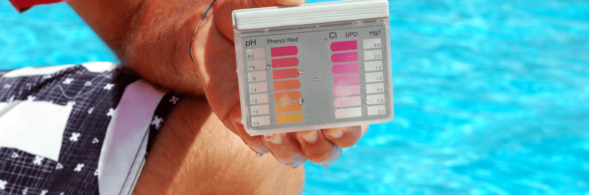 Анализ воды в бассейне. Тестер хлора для бассейна. Нормальный уровень PH В бассейне. Измеритель PH воды в бассейне. Уровень хлора в бассейне.