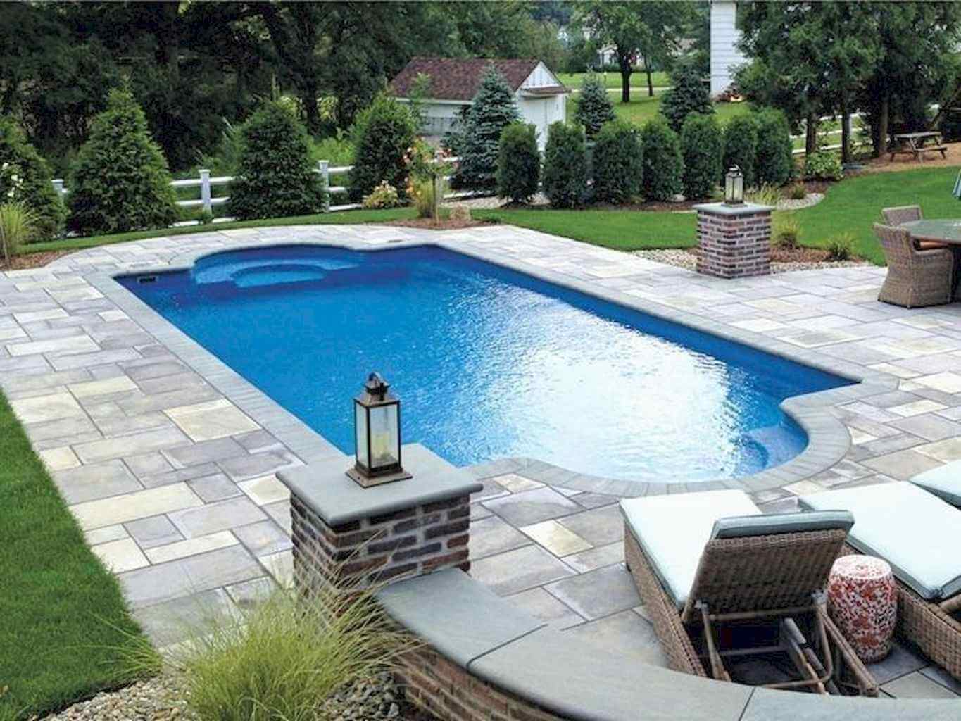 бассейн во дворе дома